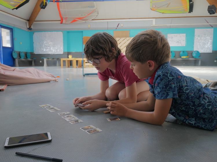 Des enfants en pleine partie de Time Line lors d'un après-midi en séjour de vacances